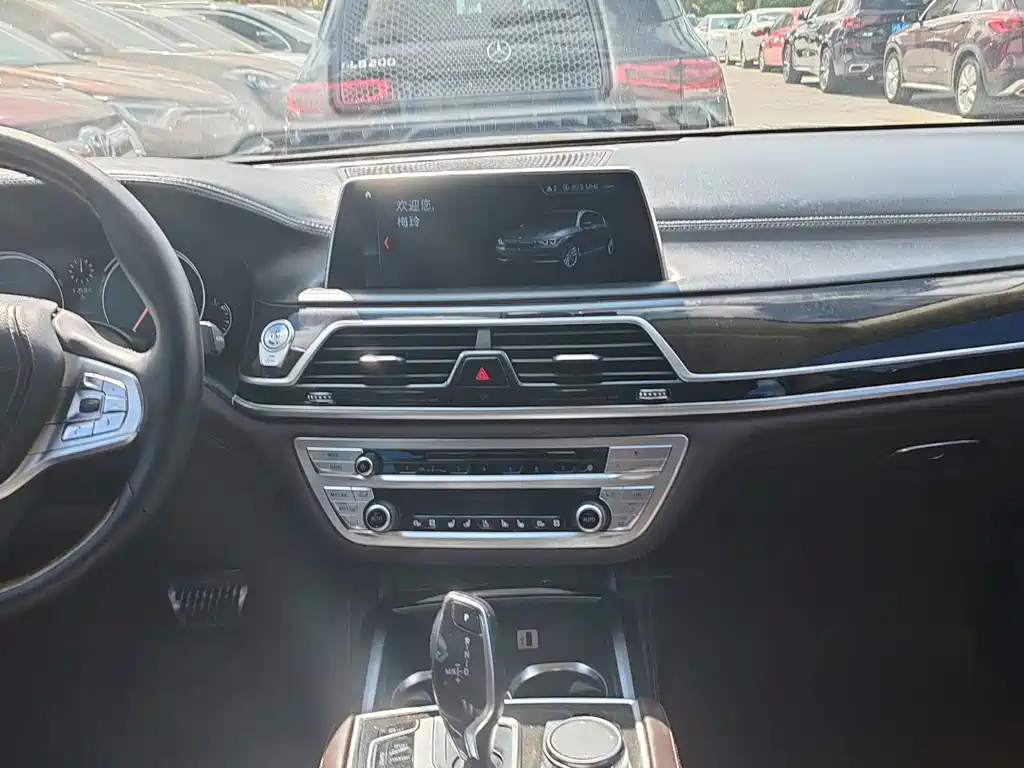 BMW 7 Series — миниатюра 5