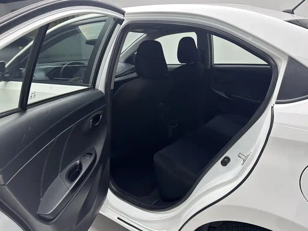 TOYOTA YARIS L TO ENJOY