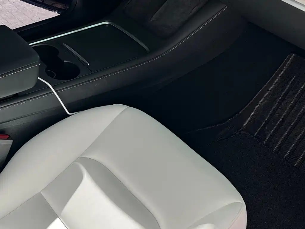Tesla Model Y — миниатюра 12