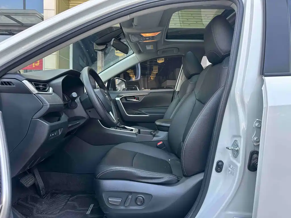 Toyota RAV4 — миниатюра 6