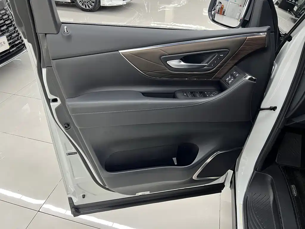 Toyota Alphard — миниатюра 20