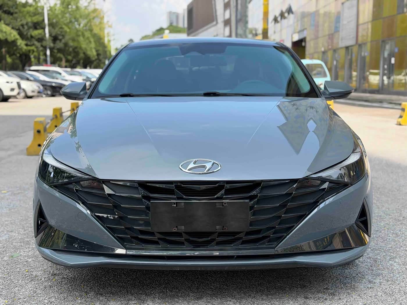 Hyundai Elantra 1.5 л 2022 г. Серебристо-серый, пробег 30000 км
