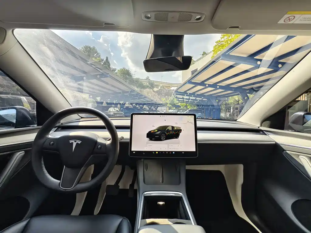 Tesla Model Y — миниатюра 7