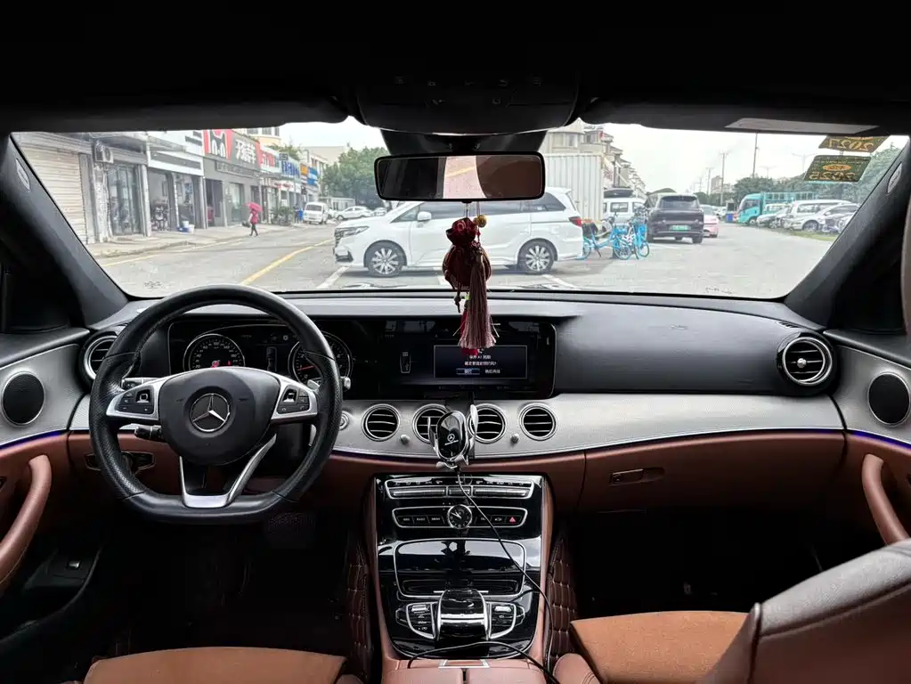 Mercedes-Benz E-Class — миниатюра 11