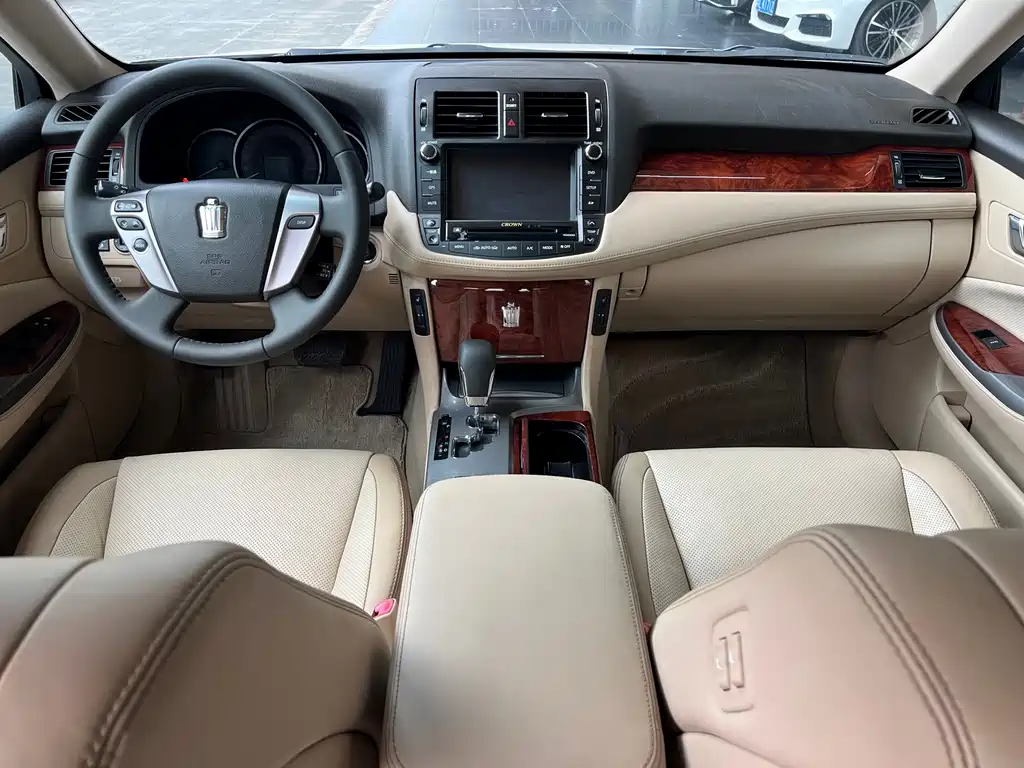 Toyota Crown — миниатюра 6