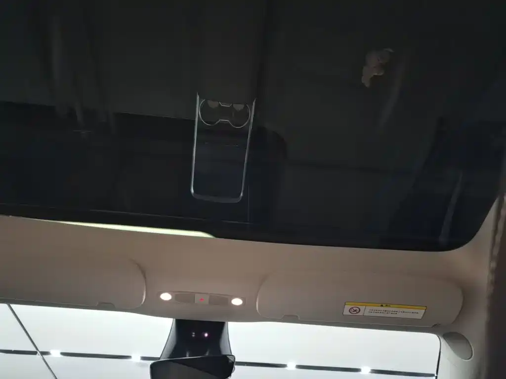 Tesla Model Y — миниатюра 18