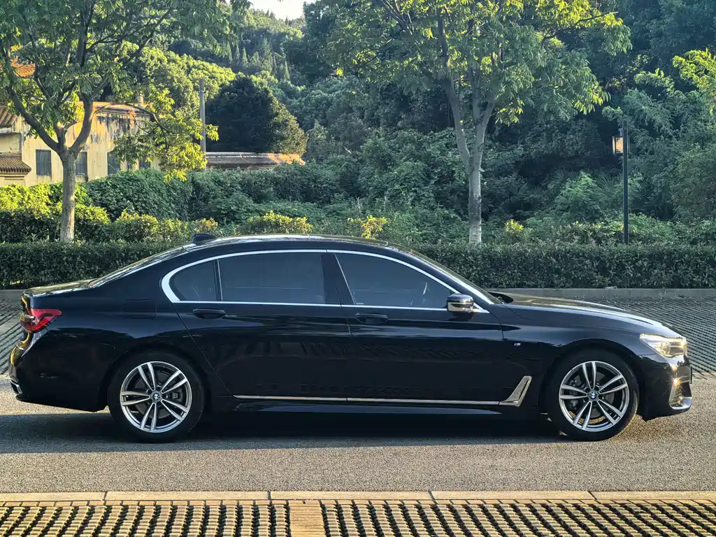 BMW 7 Series — миниатюра 5