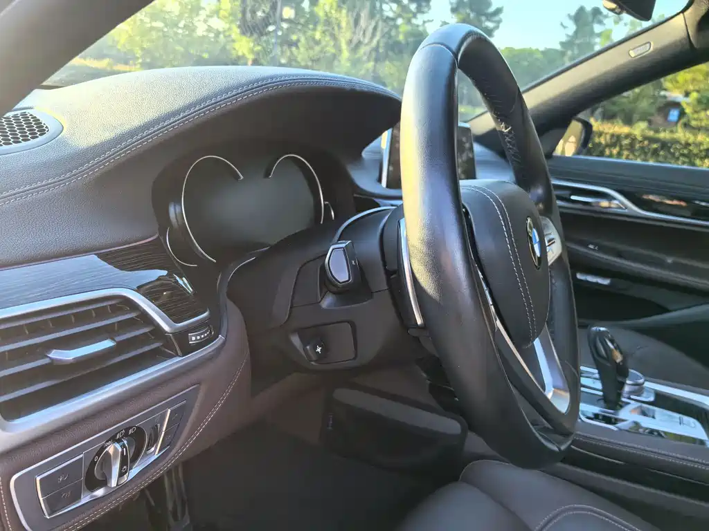 BMW 7 Series — миниатюра 9