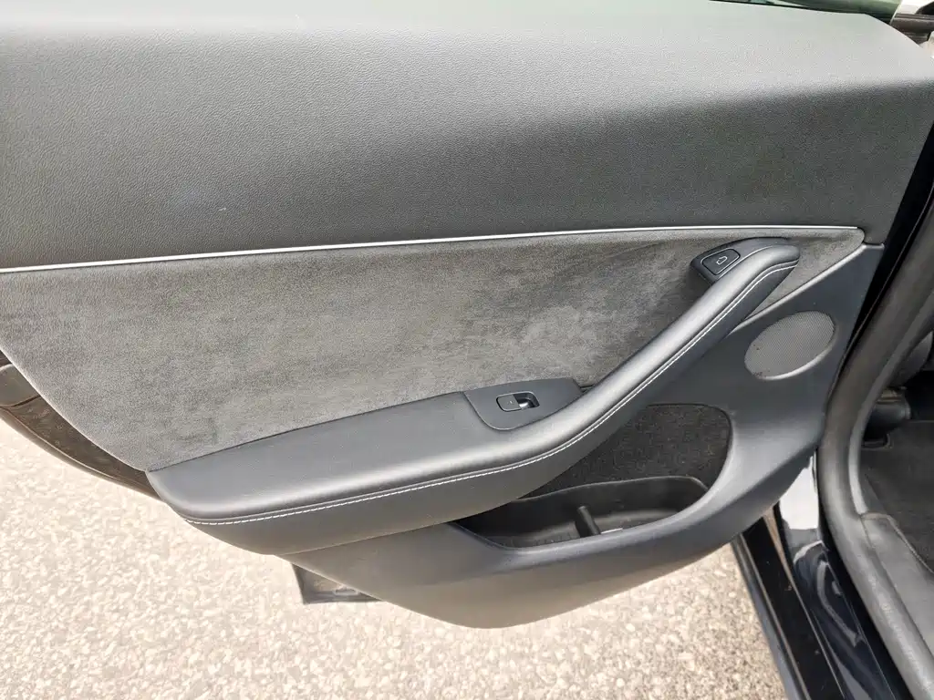 Tesla Model Y — миниатюра 10