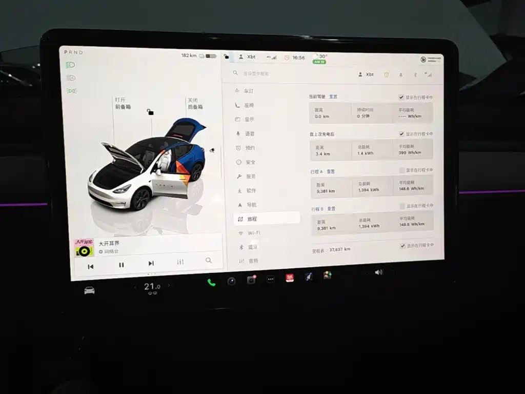 Tesla Model Y — миниатюра 12