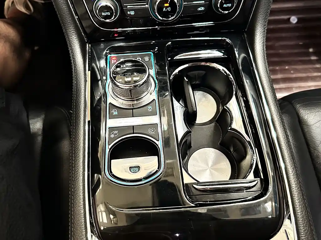 Jaguar XJ — миниатюра 15