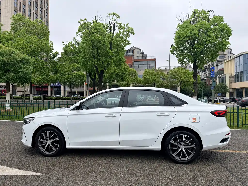 Geely Emgrand 2022 4 1.5L CVT Luxury