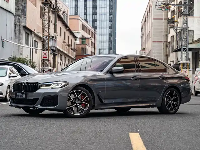 BMW 5 Series — фото 1