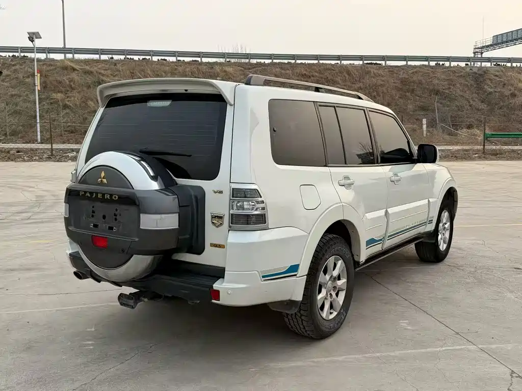 MITSUBISHI PAJERO