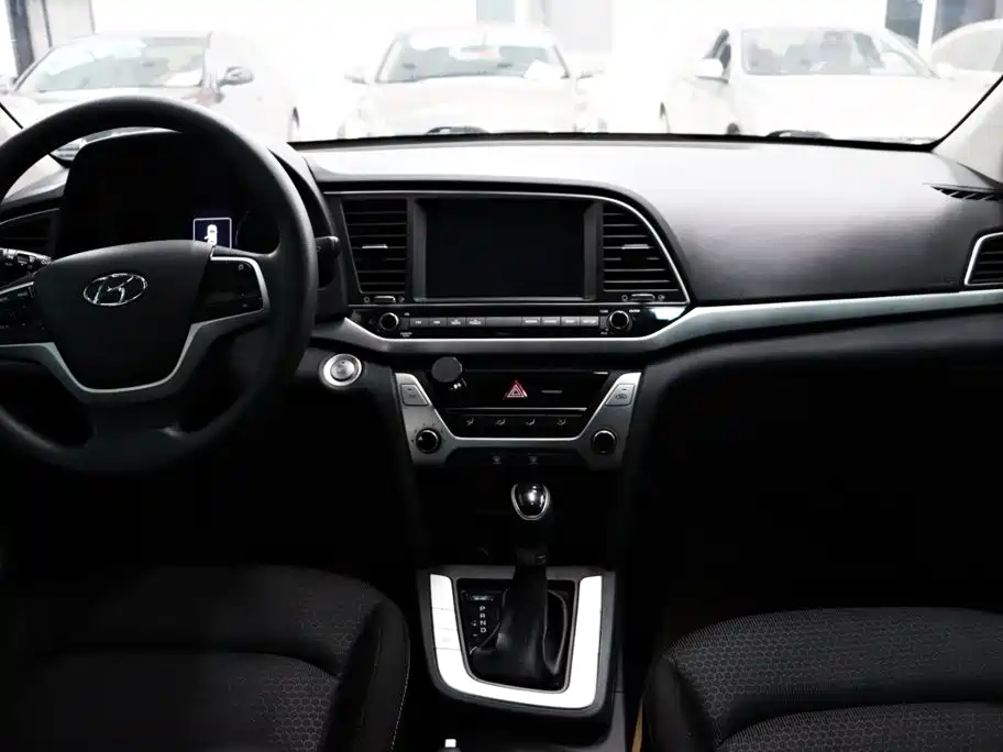Hyundai Elantra — миниатюра 17
