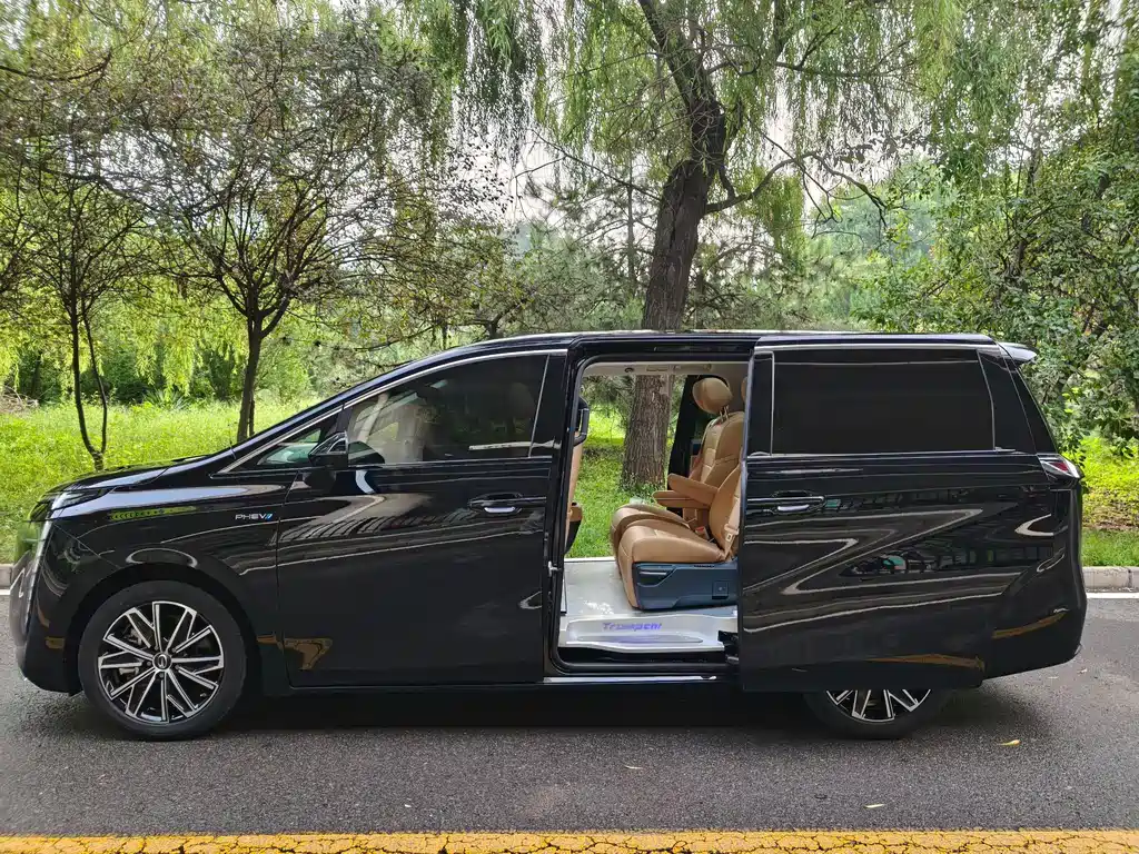 GAC Motor 传祺E8 PHEV — миниатюра 4