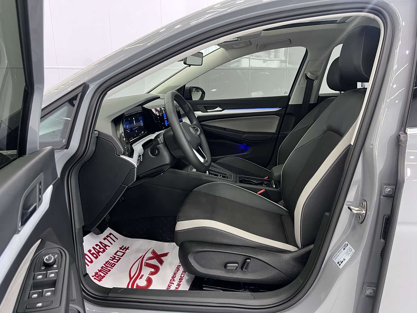 Volkswagen Golf 1.4 л 2024 г. Серебристо-серый, пробег 11000 км