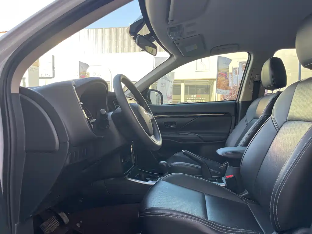 MITSUBISHI OUTLANDER