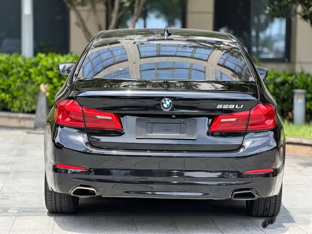 BMW 5 Series — миниатюра 8