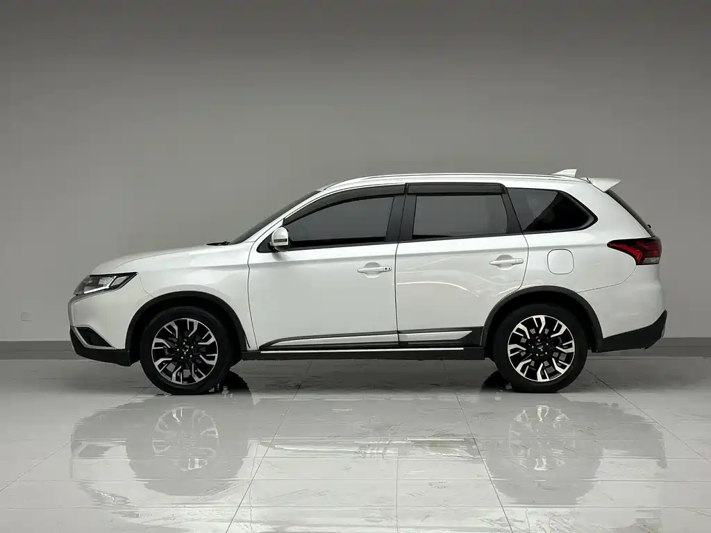 Mitsubishi Outlander — миниатюра 7
