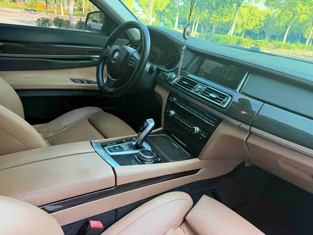 BMW 7 Series — миниатюра 9