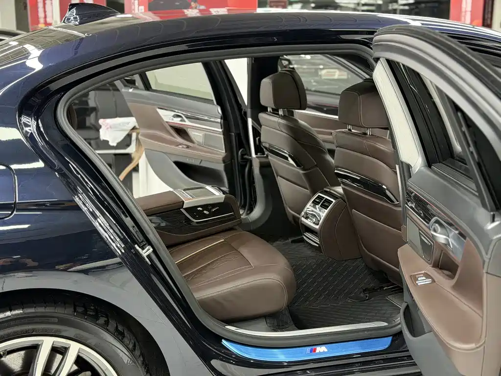 BMW 7 Series — миниатюра 8