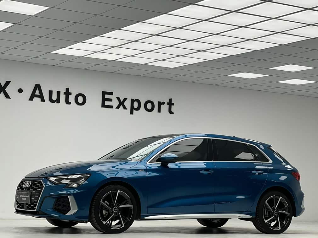 Audi A3 1.4 л 2022 г. Голубой, пробег 33000 км