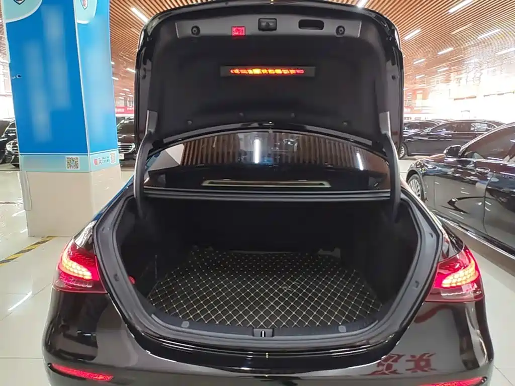 Mercedes-Benz E-Class — миниатюра 19
