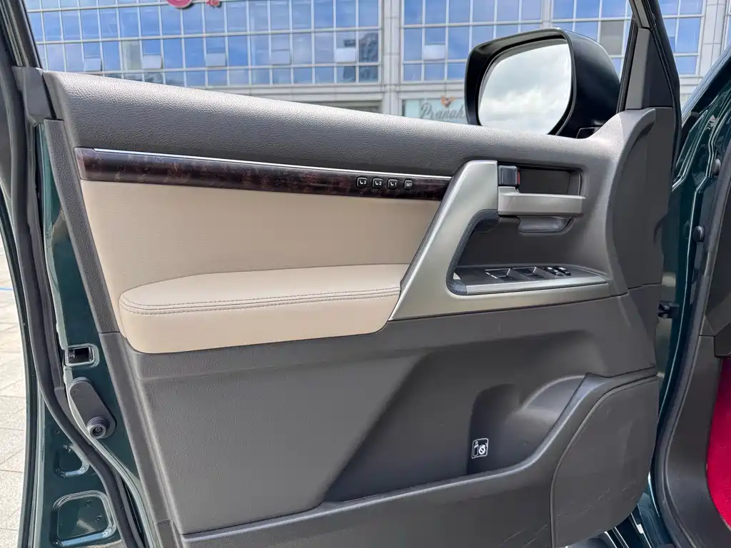 Toyota Land Cruiser — миниатюра 6