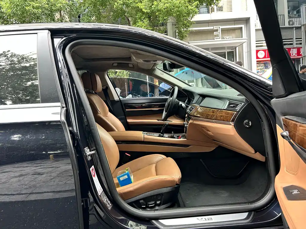 BMW 7 Series — миниатюра 7
