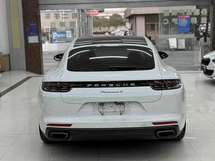 PORSCHE PANAMERA