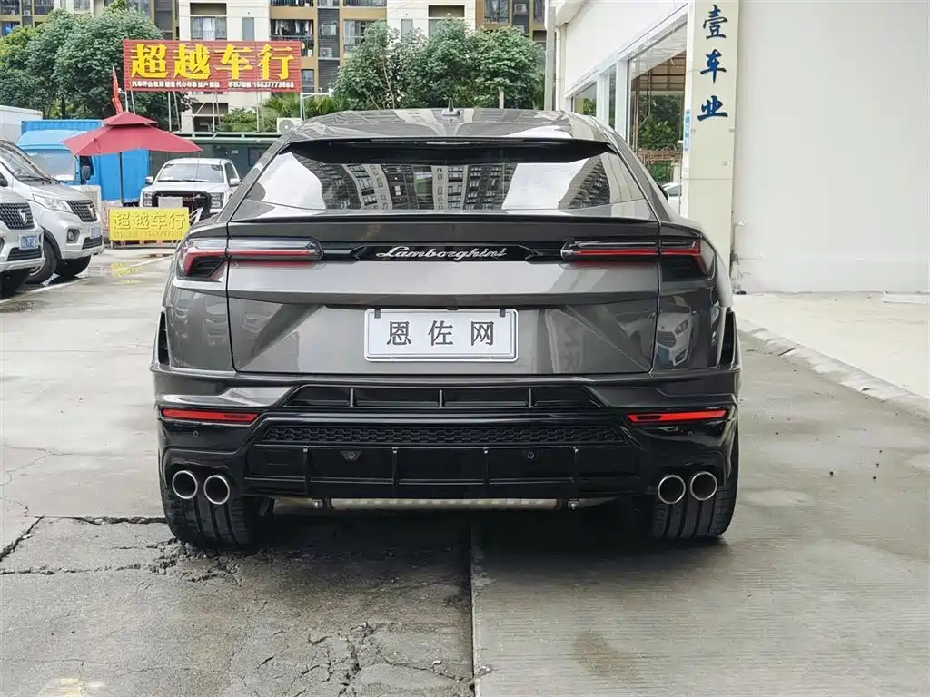 LAMBORGHINI URUS
