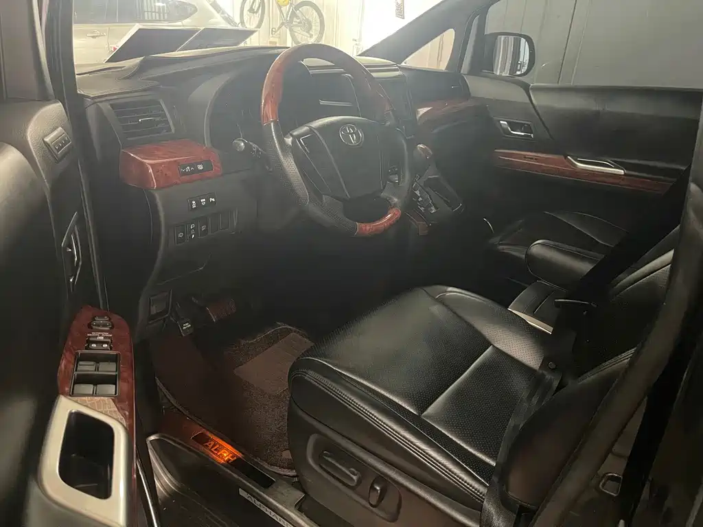 Toyota Alphard — миниатюра 10