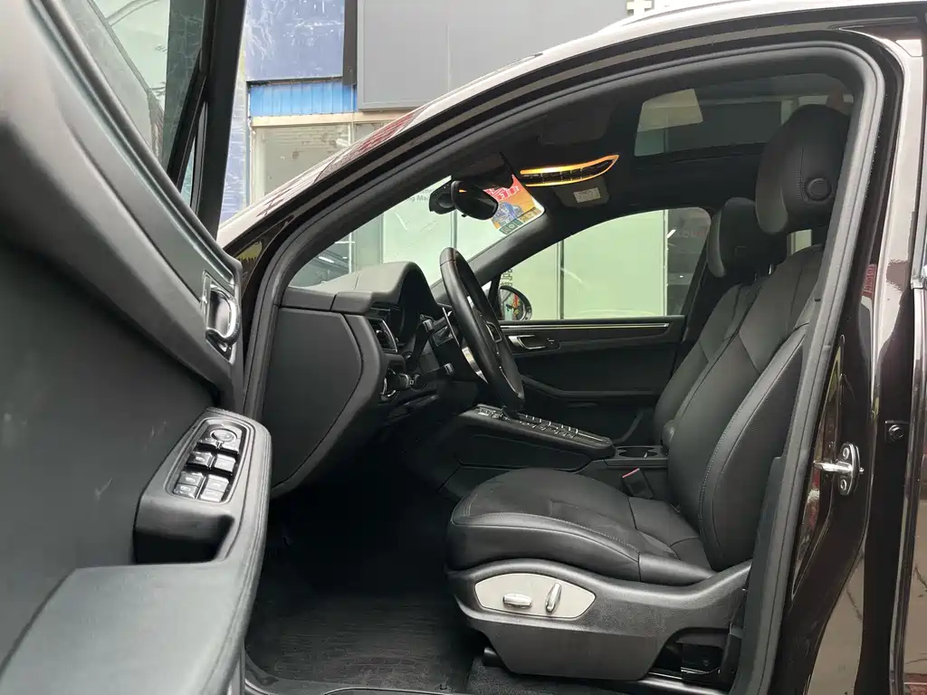 PORSCHE MACAN