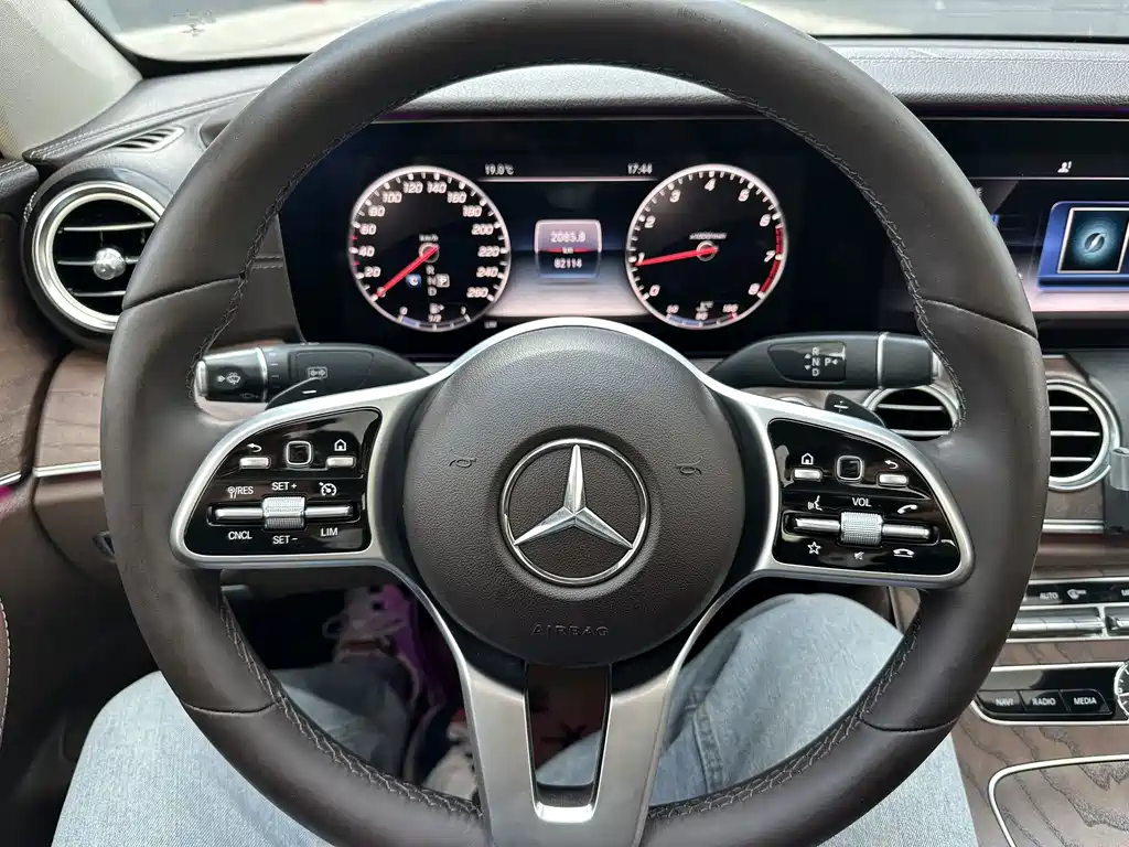 Mercedes-Benz E-Class — миниатюра 6
