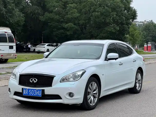 Infiniti Q70