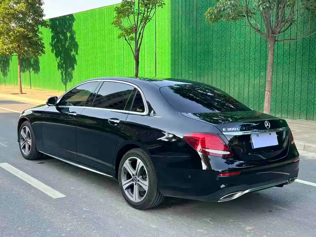 Mercedes-Benz E-Class — миниатюра 11