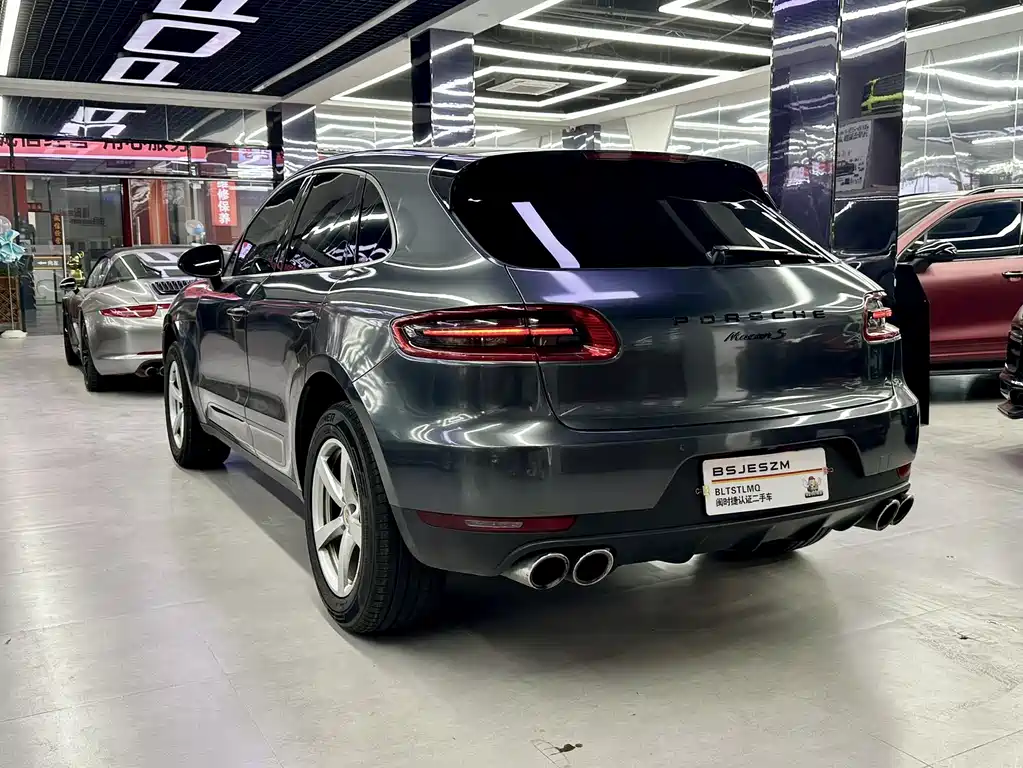 PORSCHE MACAN