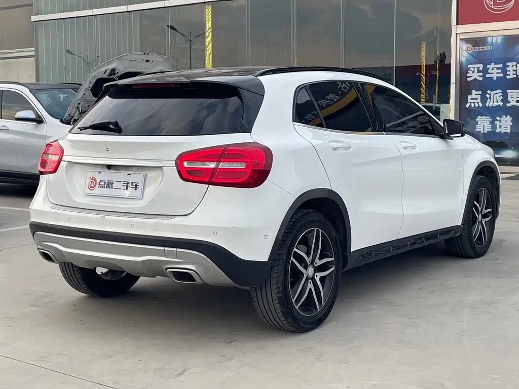 MERCEDES-BENZ  GLA