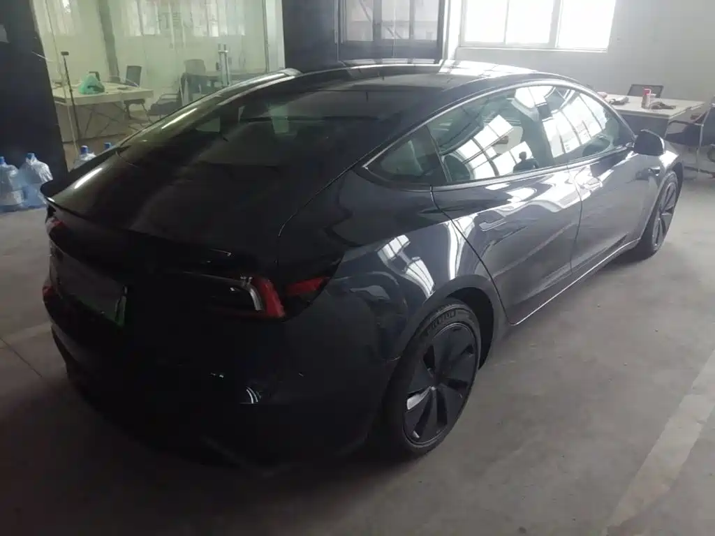 Tesla Model 3 — миниатюра 7