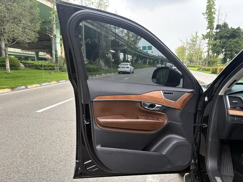 Volvo XC90 2018 T6 7 мест