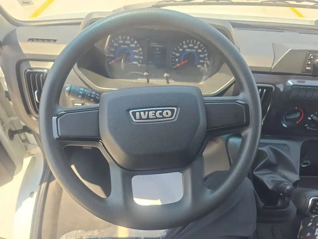Iveco Daily 2023 2.5T V35 MT 2-3 мест