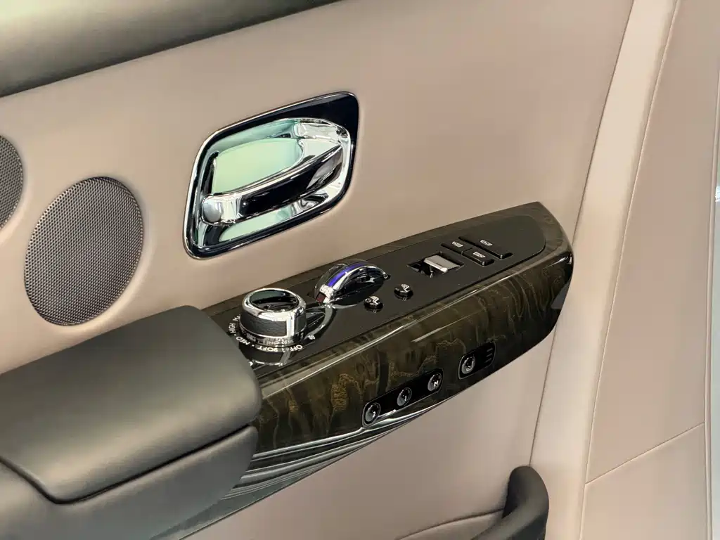 Rolls-Royce Phantom — миниатюра 9