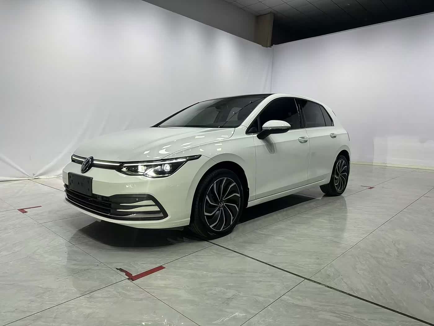 Volkswagen Golf 1.4 л 2022 г. Белый, пробег 17000 км
