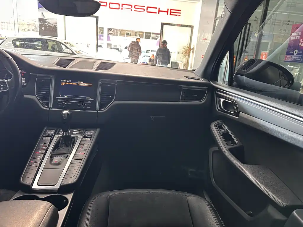 PORSCHE MACAN