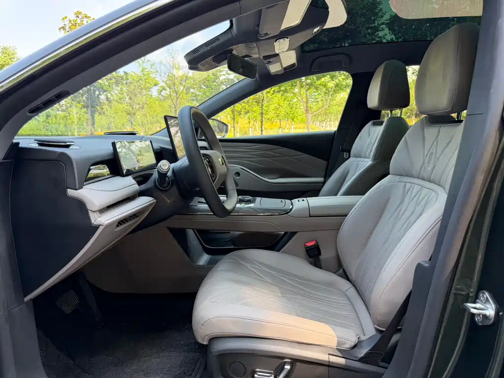 Geely Galaxy Galaxy 8 8 2025 130km EM-i Premium