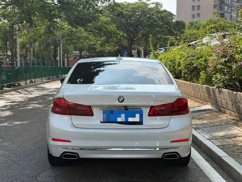 BMW 5 Series — миниатюра 12