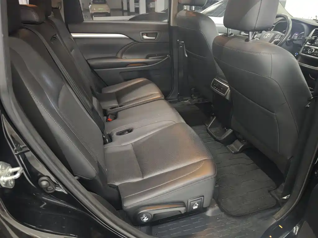 Toyota Highlander 2018 2.0T Luxury 7 мест V