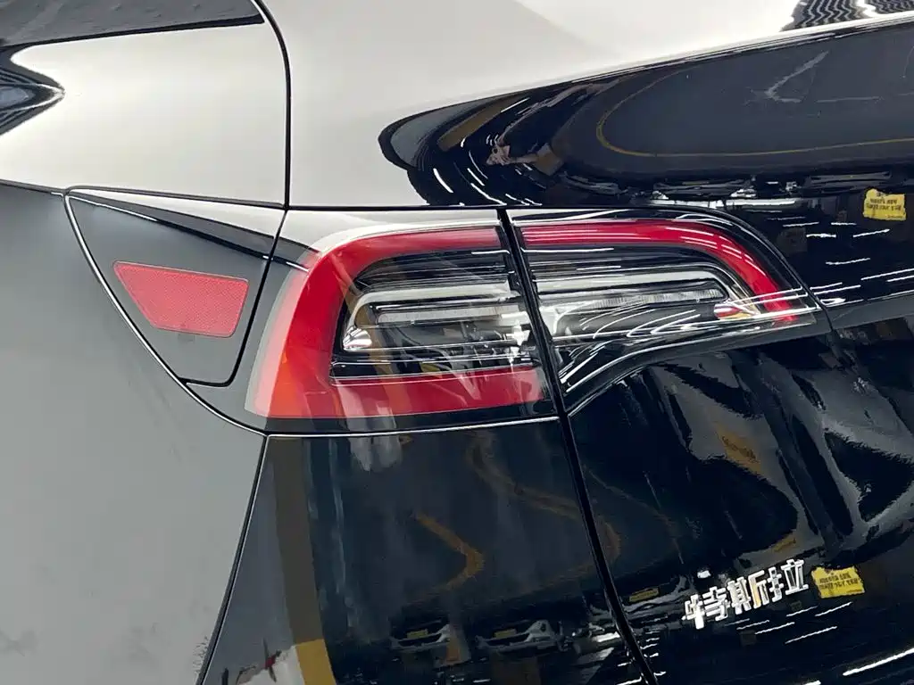 Tesla Model Y — миниатюра 10