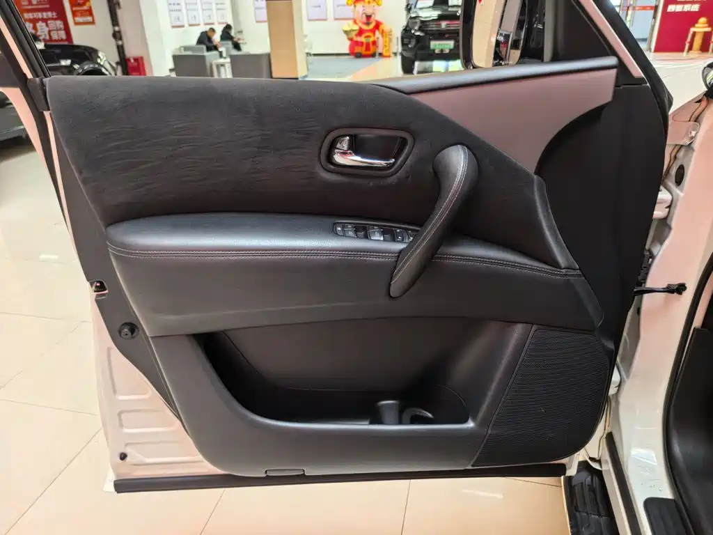 Nissan Patrol — миниатюра 6